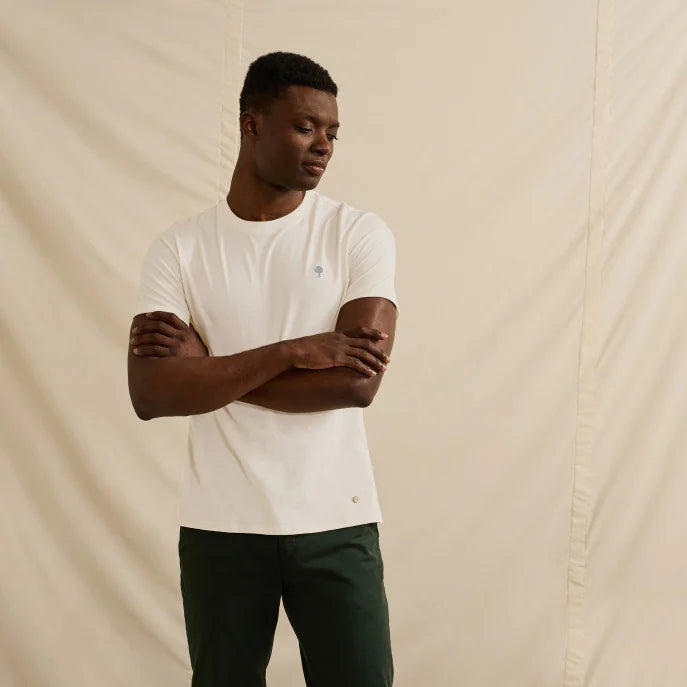 T-shirt écru FAGUO porté avec un short en lin beige et des espadrilles pour un style estival