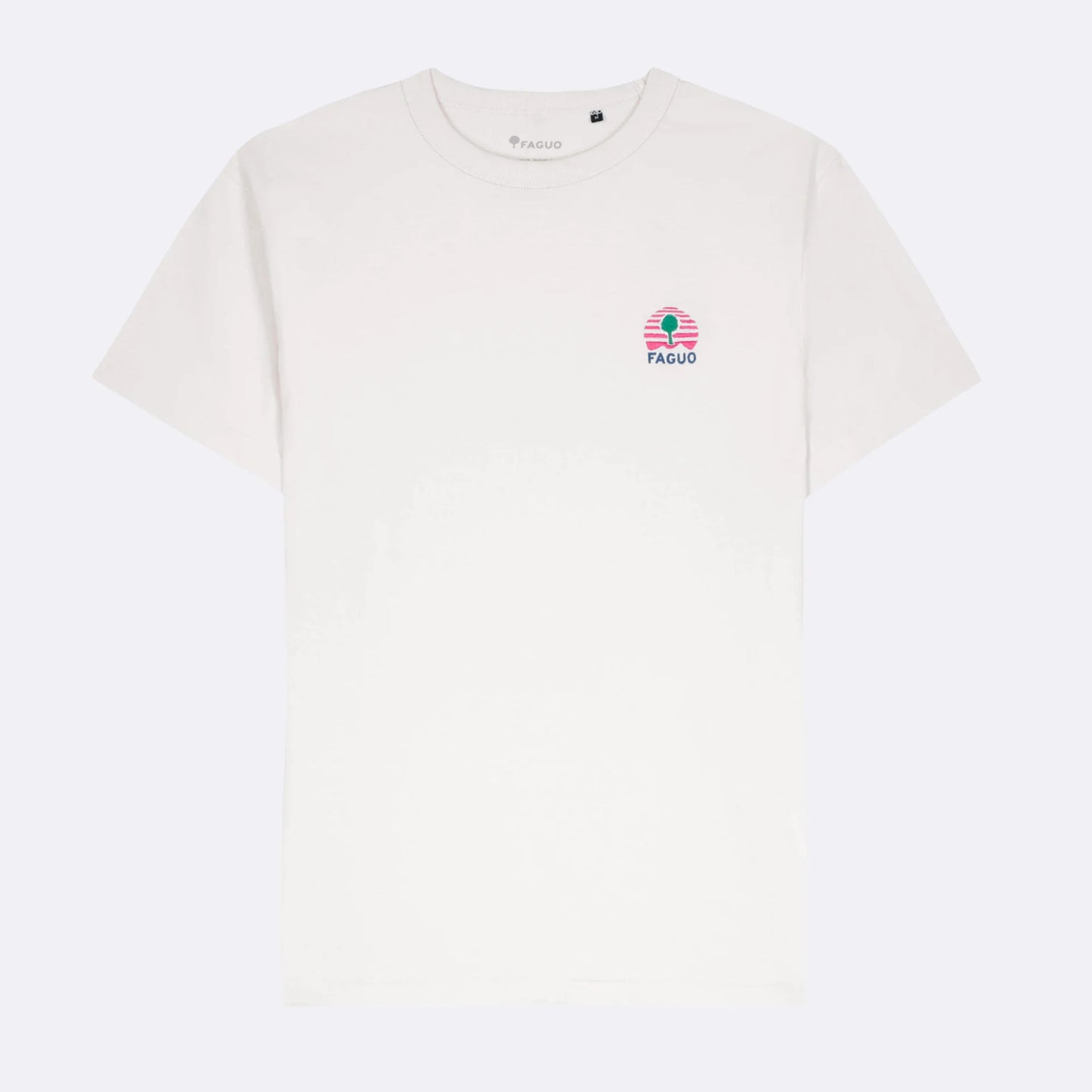T-shirt écru FAGUO porté en tenue de plage avec un short et une chemise en lin
