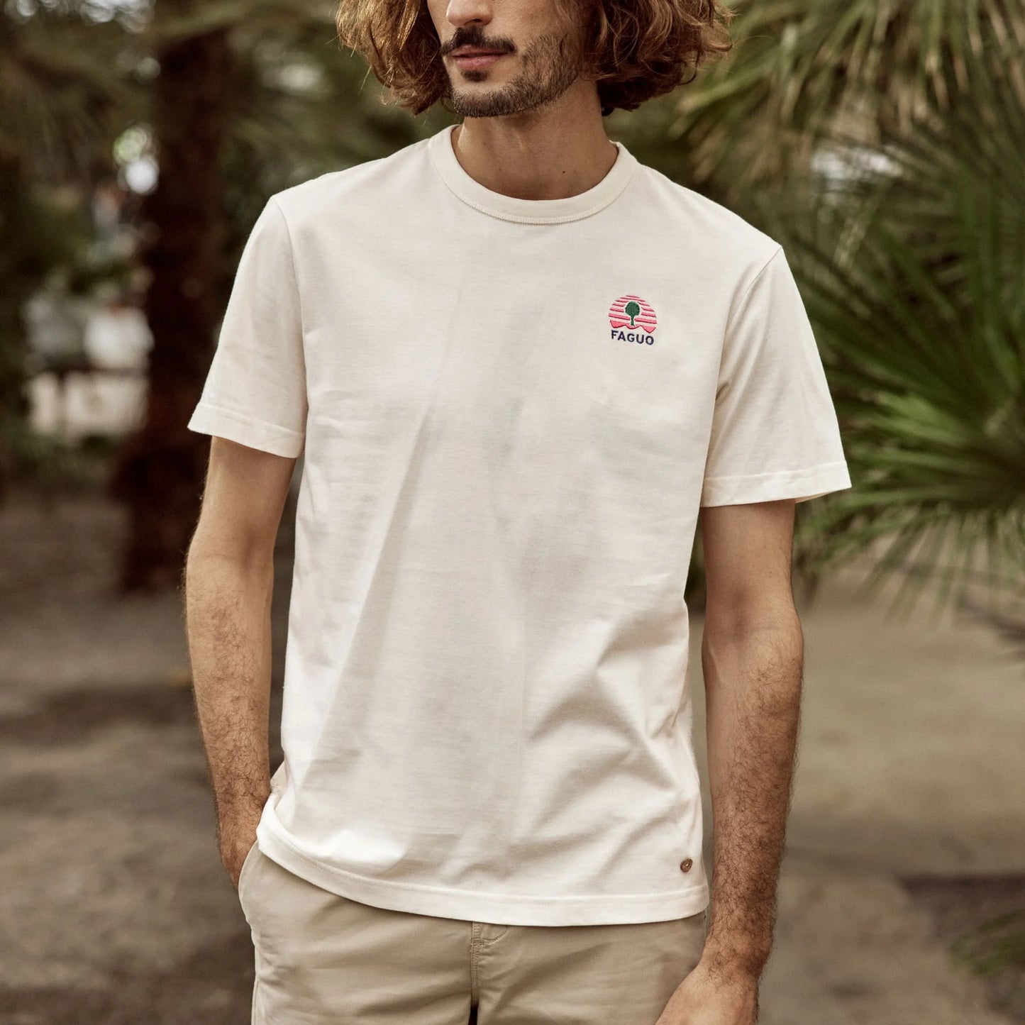 T-shirt écru FAGUO avec logo graphique soleil couchant rose sur la poitrine