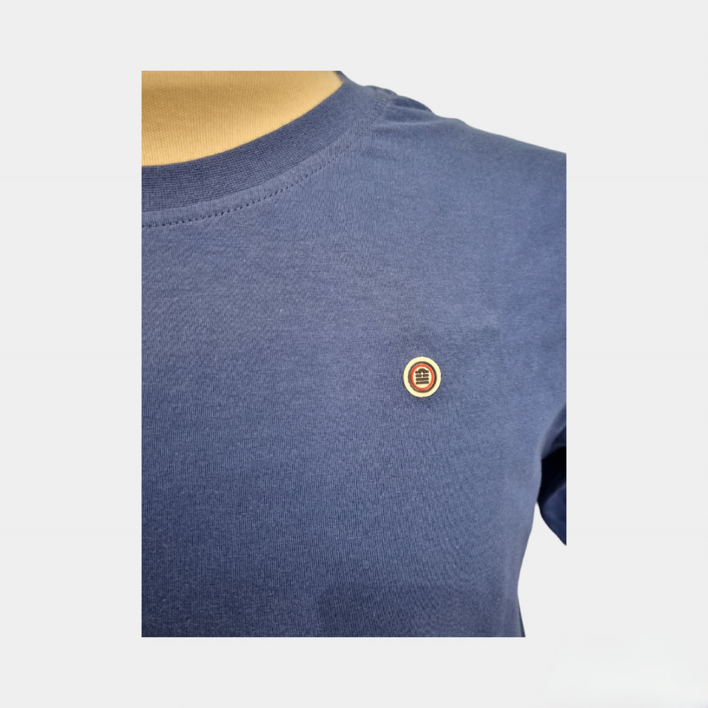 Détail du col du t-shirt bleu Serge Blanco, finition soignée