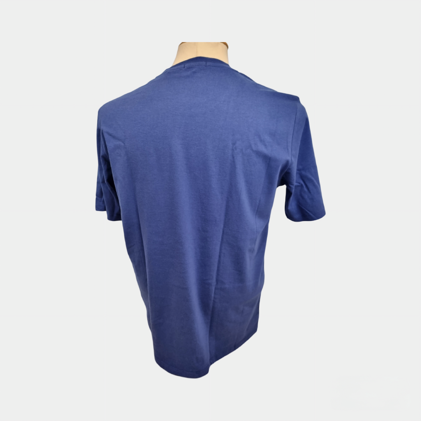 T-shirt bleu manches courtes Serge Blanco porté avec un jean et des baskets