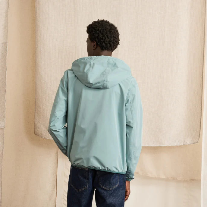 Veste Carnoet FAGUO bleu vert portée avec un jean et des baskets pour un look urbain et fonctionnel