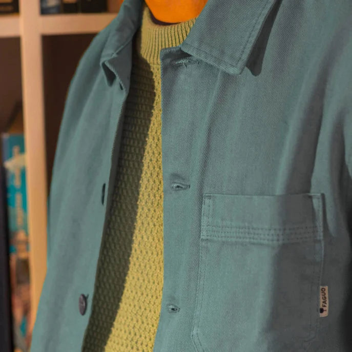Surchemise LORGE Vert Turquoise de FAGUO portée avec unpull et un jean clair pour un look printanier casual chic