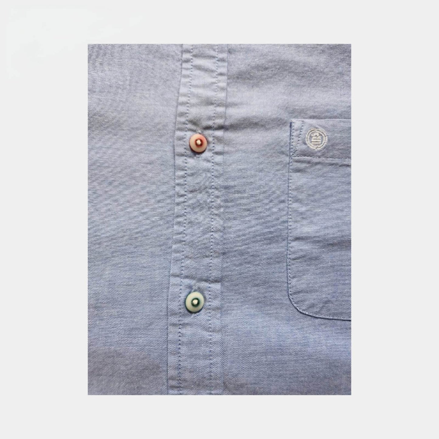 Gros plan sur les boutons de la chemise bleu ciel SERGE BLANCO

