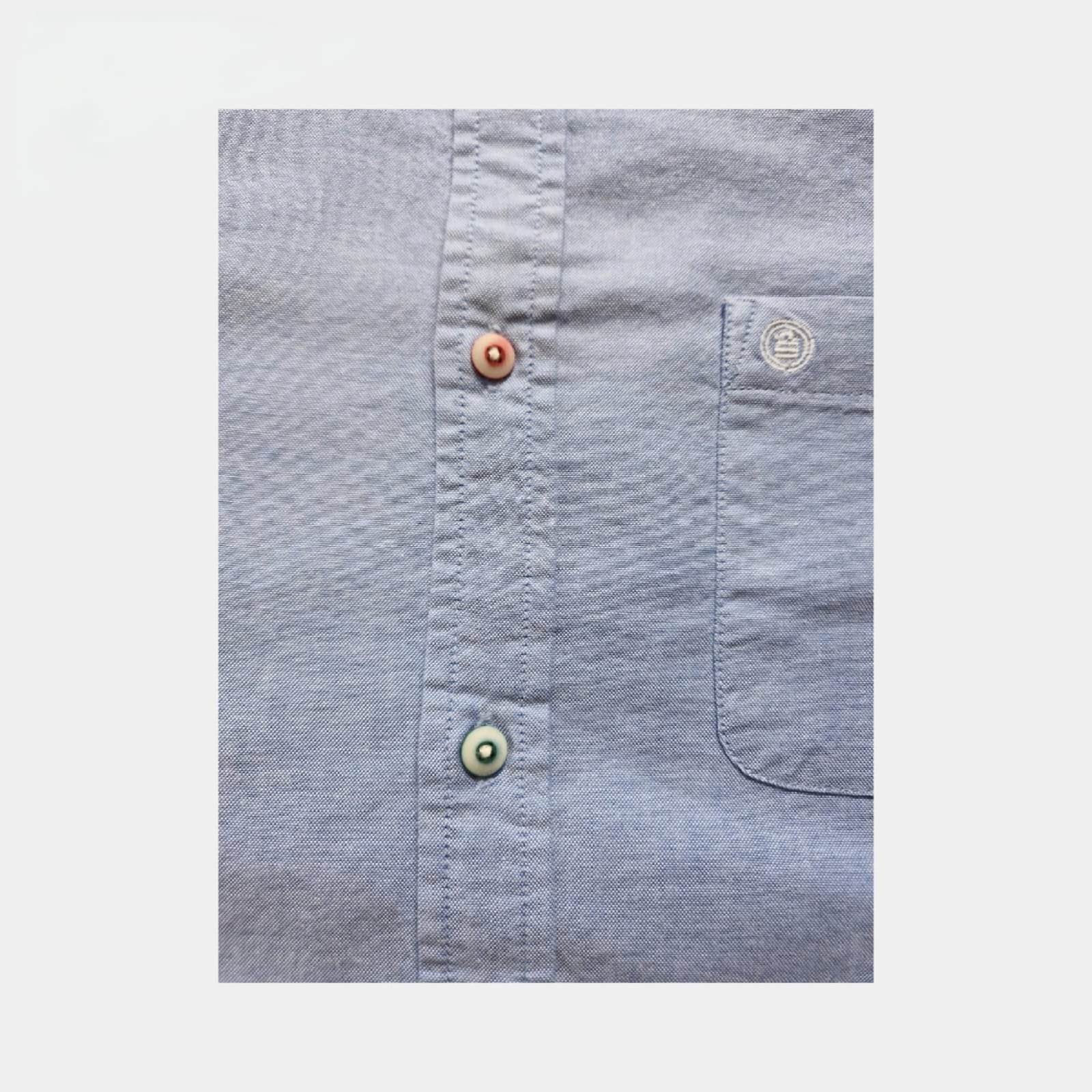 Gros plan sur les boutons de la chemise bleu ciel SERGE BLANCO

