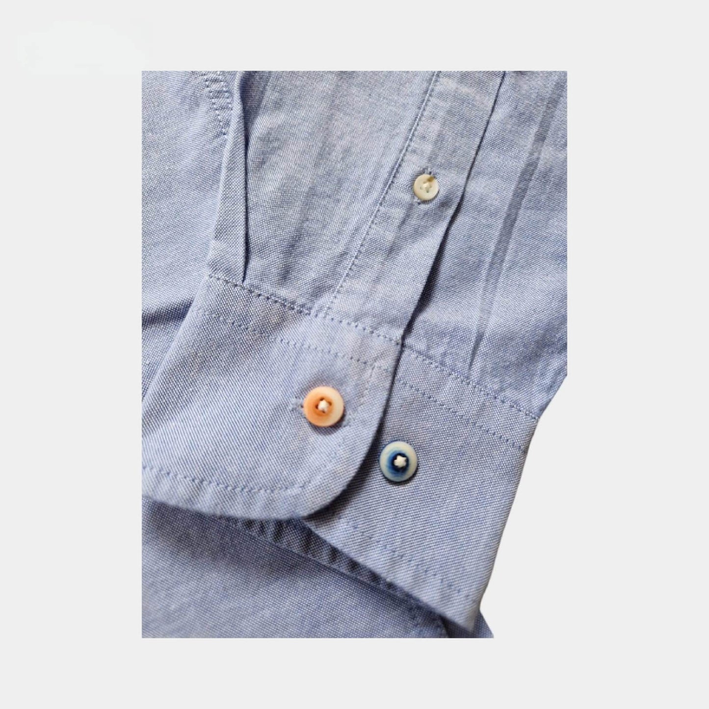 Gros plan sur la manchette de la chemise bleu ciel SERGE BLANCO

