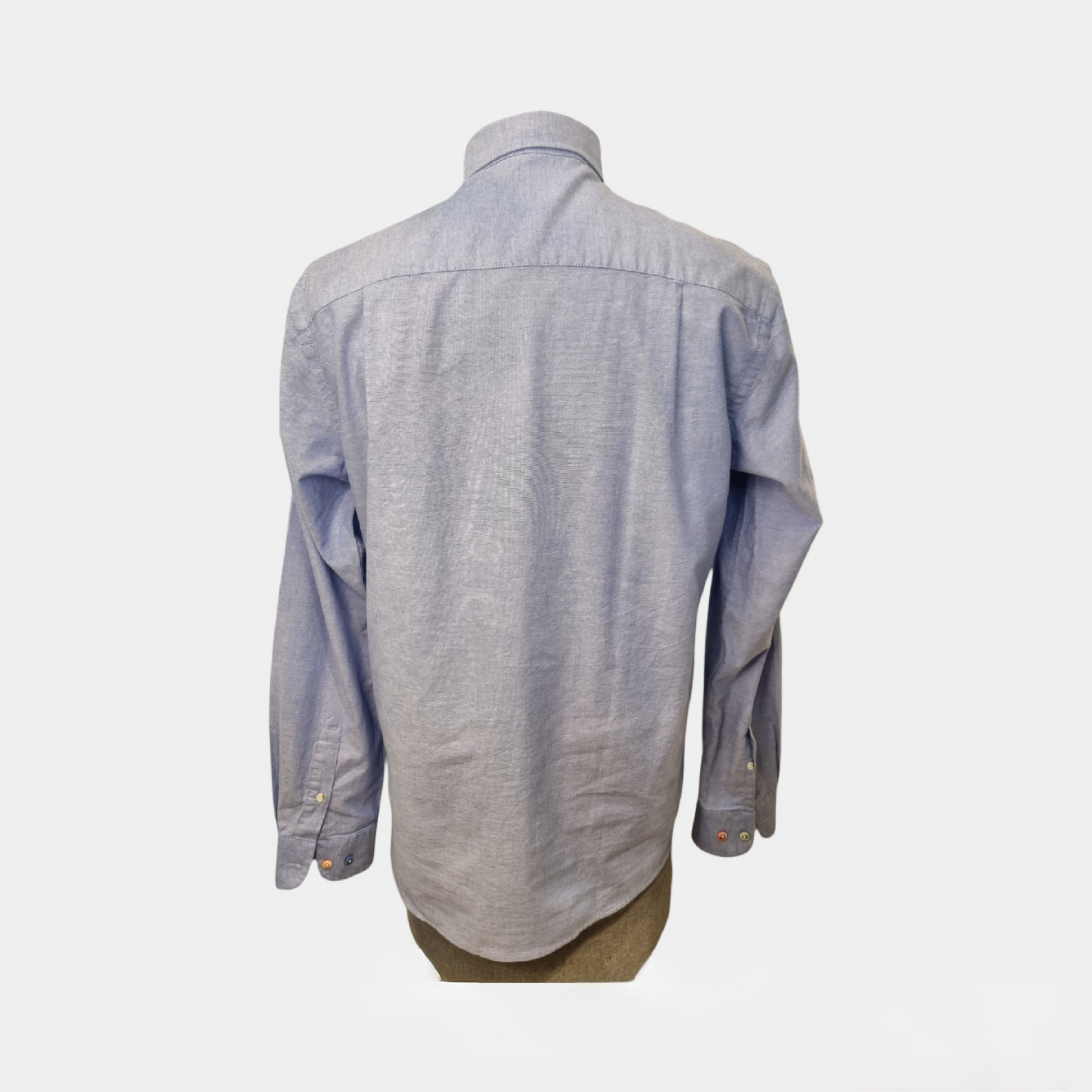 Chemise bleu ciel SERGE BLANCO portée avec un chino beige et des mocassins pour un style chic

