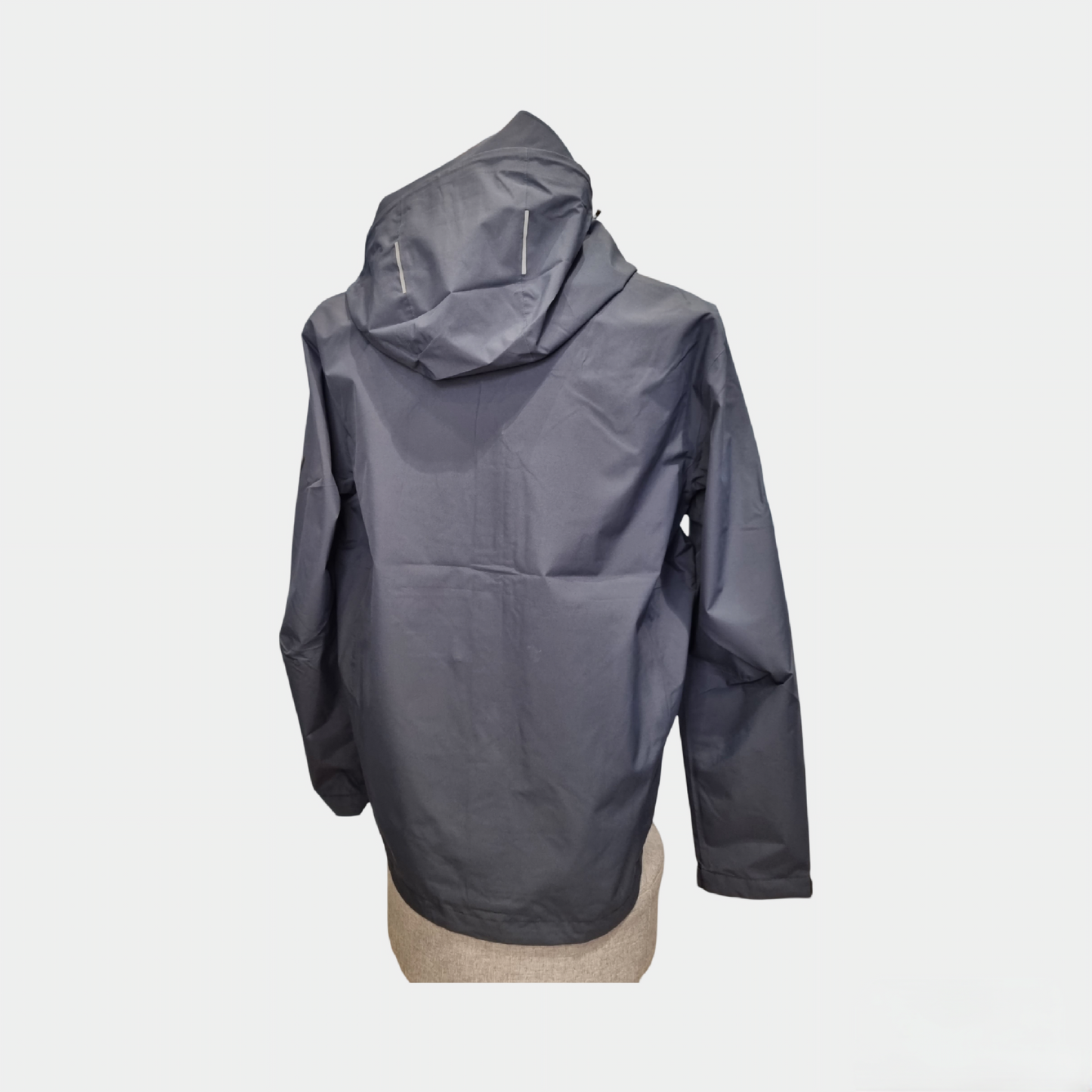 K-way AIGLE 1853 bleu porté avec un jean et des baskets pour un look tendance


