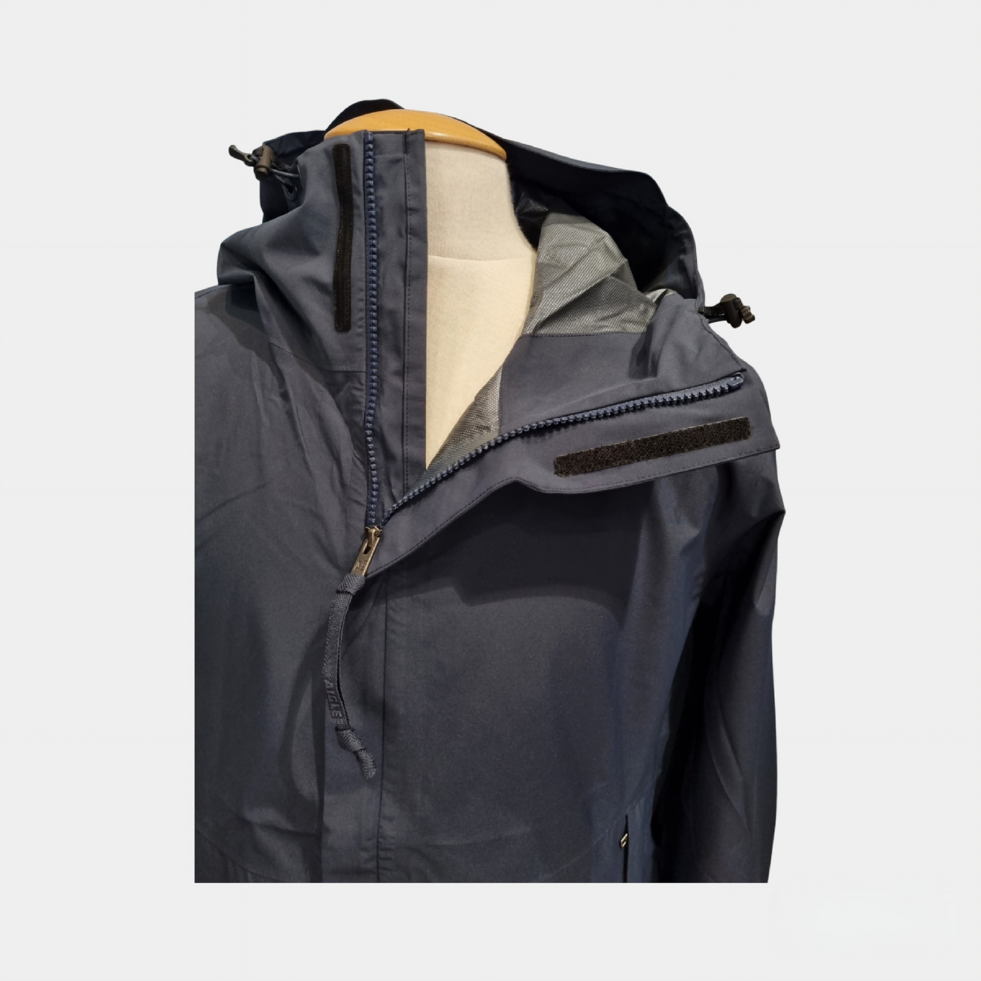 Capuche ajustable du K-way AIGLE 1853 pour une protection maximale

