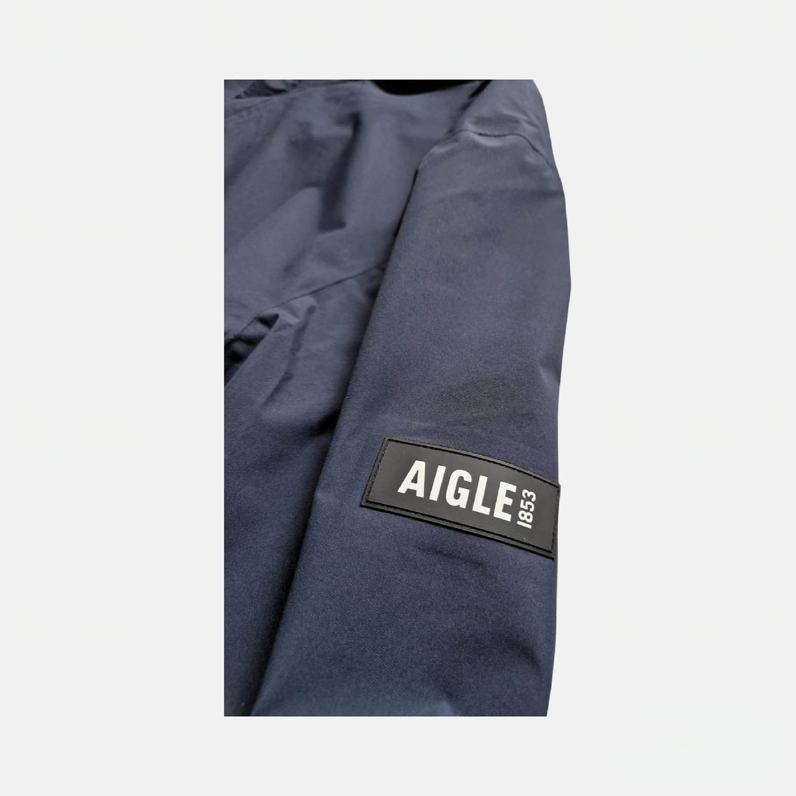 K-way AIGLE 1853 bleu porté avec un jean et des baskets pour un look tendance

