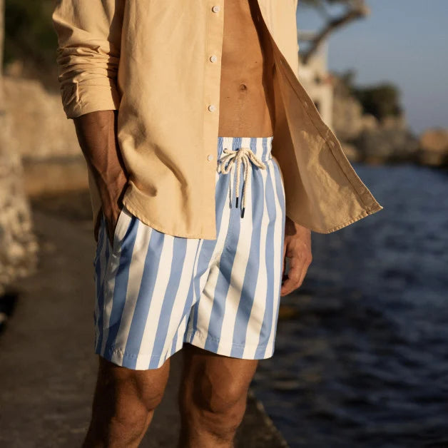 Short de bain FAGUO rayé bleu et écru en polyester recyclé avec poches latérales et arrière

