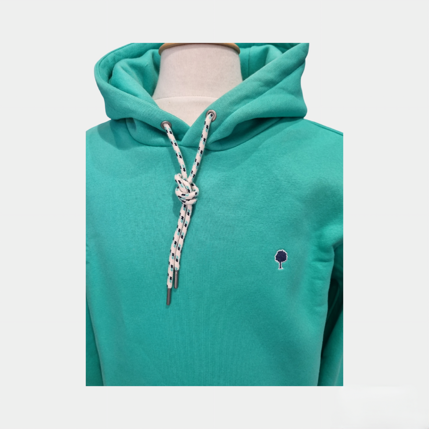 Sweat à capuche FAGUO bleu turquoise porté avec un jean brut pour un style casual et dynamique

