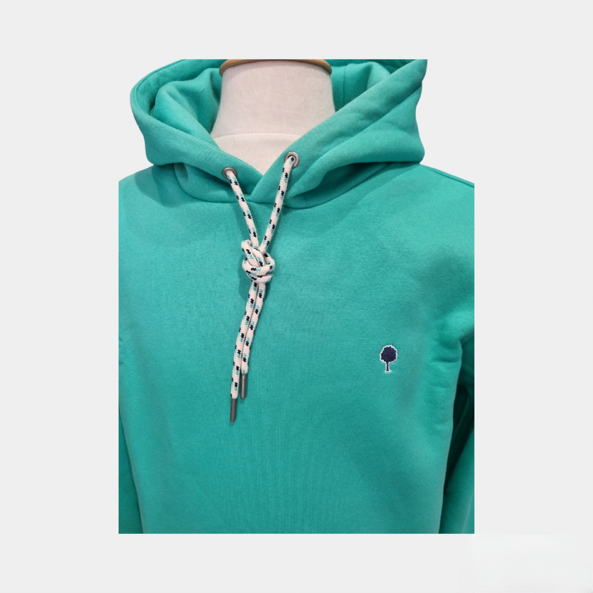 Sweat à capuche FAGUO bleu turquoise porté avec un jean brut pour un style casual et dynamique

